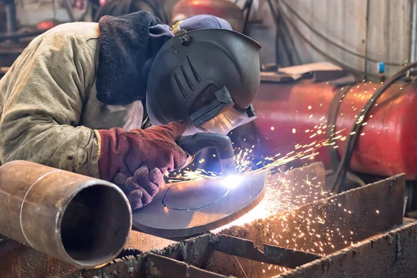 Plasma snijden delen van plaat staal op een speciale stand — Stockfoto