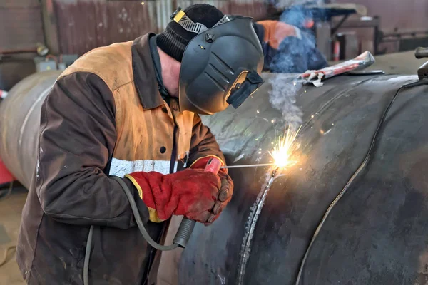 Svetsare weld rot weld stor pipa — Stockfoto