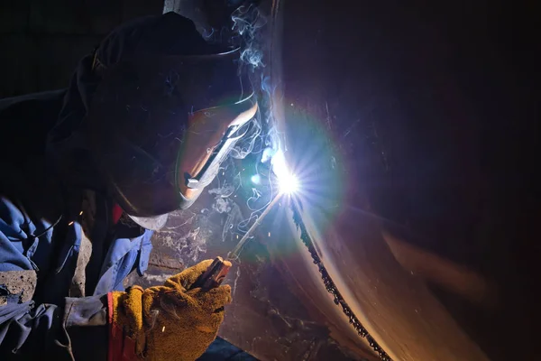 Trabajos de soldadura en intercambiador de calor de metal mediante soldadura manual por arco — Foto de Stock