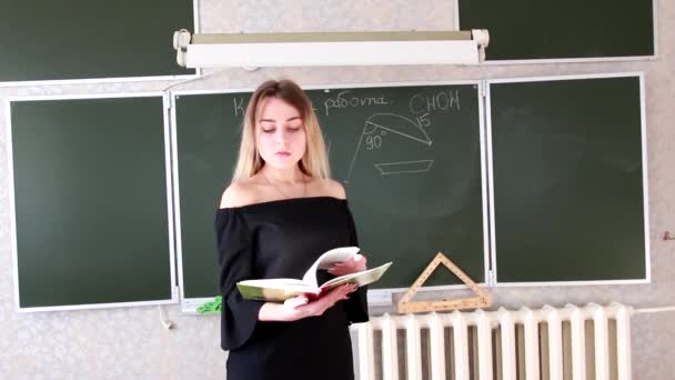 Strenge Jonge Blonde Leraar Zwarte Jurk Scant Dagboek Student Naar — Stockvideo