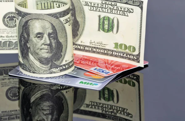 Concept: cash and non-cash money visually — Stock Photo, Image