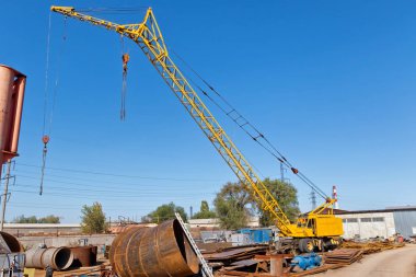 çelik ürünleri ve tüpler vinç ile yükleme