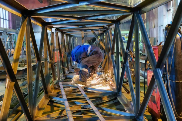 La antigua planta de ensamblaje de estructuras metálicas —  Fotos de Stock