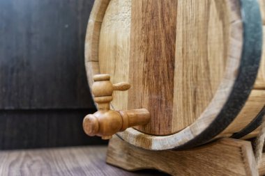 Alkol ev üretimi için küçük ahşap meşe fıçı