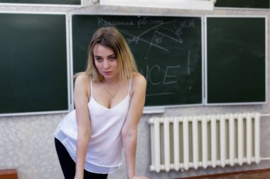 Sevimli genç kız öğrenci olarak kısa bir t-shirt 