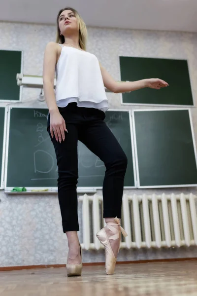 Charmante jonge meisje student met Pointe-schoenen — Stockfoto