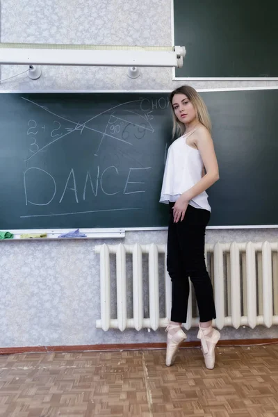 Charmante jonge meisje student met Pointe-schoenen — Stockfoto