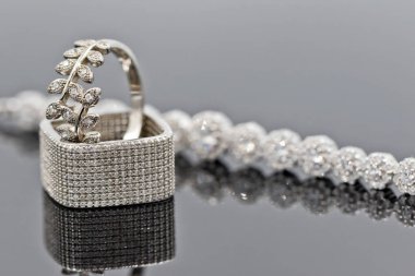 Diğer gümüş kübik zirkon ile zarif bir şekilde gümüş yüzük