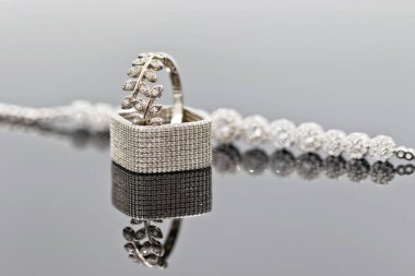 Diğer gümüş kübik zirkon ile zarif bir şekilde gümüş yüzük