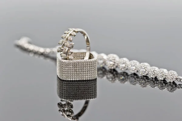 Élégante bague carrée en argent avec zircon cubique avec autre argent — Photo