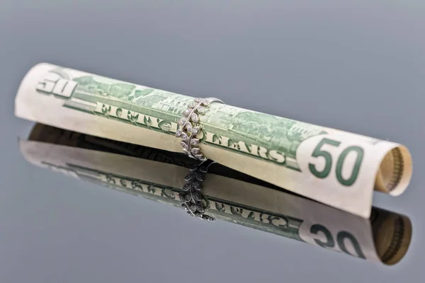 Billete de cincuenta dólares se transforma en elegante anillo de plata de las mujeres — Foto de Stock