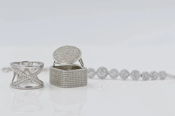 Cadeia de prata bonita incomum e um anel de prata com pedras preciosas — Fotografia de Stock