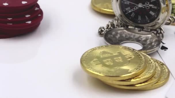 银色怀表, 比特币硬币, 赌场芯片和扑克牌绕轴旋转 — 图库视频影像