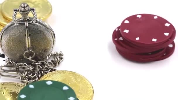 Silver fickur, bitcoin mynt, kasinomarker och spelkort rotera runt axeln — Stockvideo