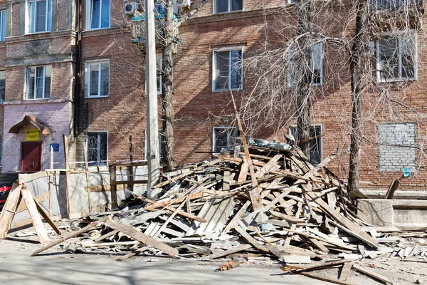 Al reparar el techo del viejo edificio de tres pisos constru — Foto de Stock