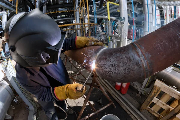 Trabajos de soldadura en la instalación de nueva tubería — Foto de Stock