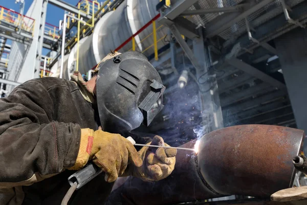 Trabajos de soldadura en intercambiador de calor de metal mediante soldadura manual por arco — Foto de Stock