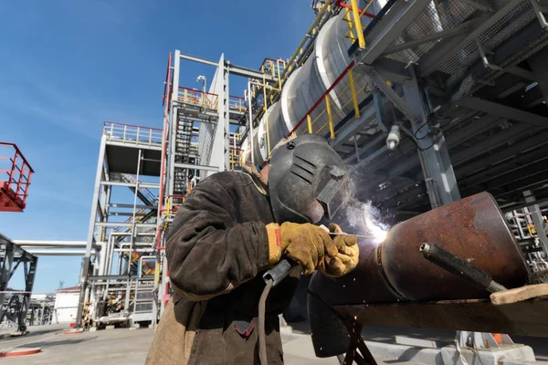 Lavori di saldatura all'atto d'installazione di nuova conduttura — Foto Stock