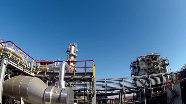 Timelapse: panoramisch uitzicht van de winkel van de raffinaderij en de vliegtuigen vliegen eroverheen — Stockvideo