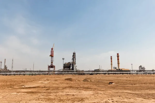 Uitzicht op de oude olie raffinaderij plant installatie — Stockfoto