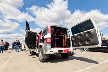 araba güç müzik ses sistemi