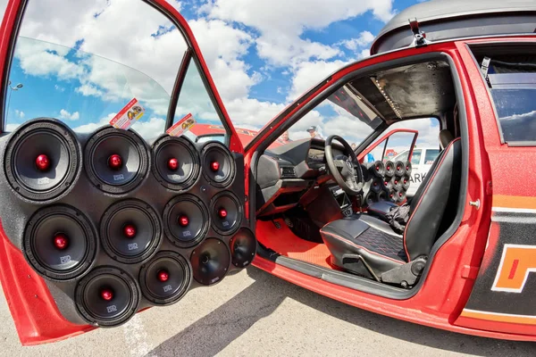 Автомобильная музыкальная аудио система — стоковое фото