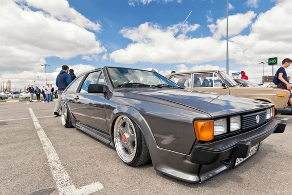 Auto tentoonstelling in de open lucht gewijd aan afstemming en ca — Stockfoto