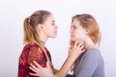 iki kız arasında kavga