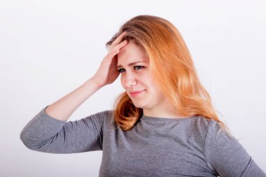 güzel genç kadın onun tapınaklar dokunmadan baş ağrısı ile