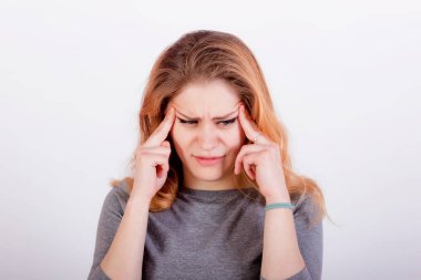 güzel genç kadın onun tapınaklar dokunmadan baş ağrısı ile