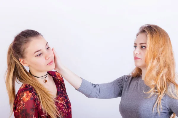 Két fiatal nő harcok, egy csapott az arcába — Stock Fotó