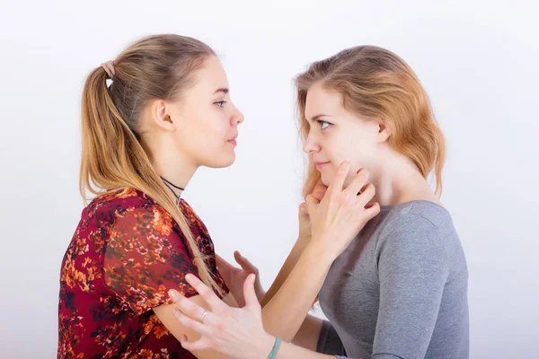 Quarrel between two girls — Stock Photo, Image