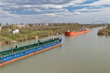 Büyük nehir mavnalar nakliye petrol ürünleri yüzmek throu için