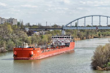 Büyük nehir mavnalar nakliye petrol ürünleri yüzmek throu için