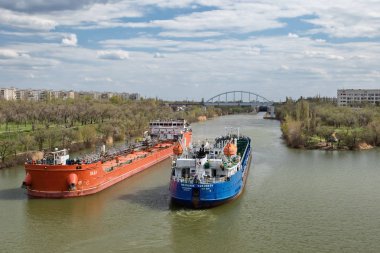 Büyük nehir mavnalar nakliye petrol ürünleri yüzmek throu için