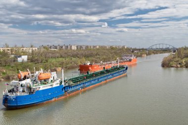 Büyük nehir mavnalar nakliye petrol ürünleri yüzmek throu için