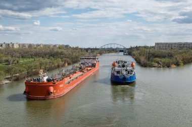 Büyük nehir mavnalar nakliye petrol ürünleri yüzmek throu için