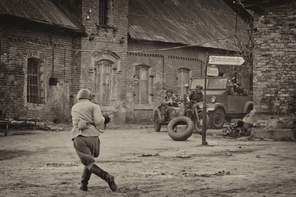 Reconstrucción de batallas segunda guerra mundial entre el ejército rojo y —  Fotos de Stock