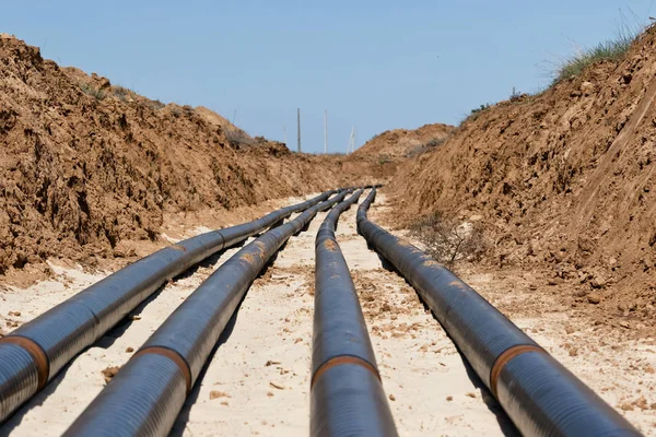 Laying pipelines in a special corrosion-resistant insulation in — Stock Photo, Image