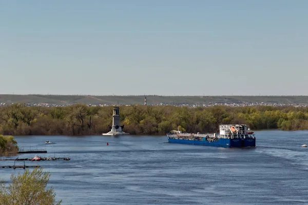 The barge for transportation of oil products turns from the rive — Stock Photo, Image