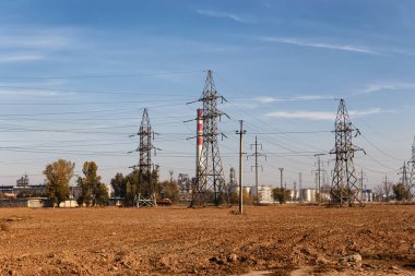 Yüksek voltajlı elektrik hattı bir kimya fabrikasının yakınında çalışıyor.