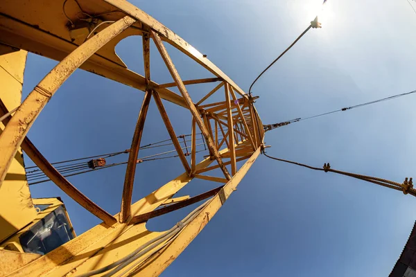 Grue de camion jaune à roues pour le chargement de métaux lourds — Photo