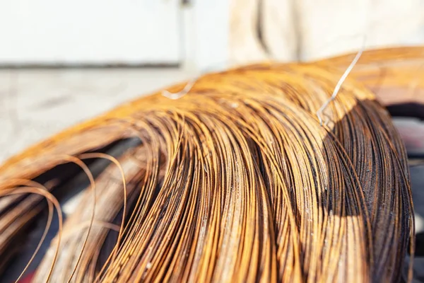 Grande bobine de vieux fil rouillé se trouve sur la palette en bois — Photo