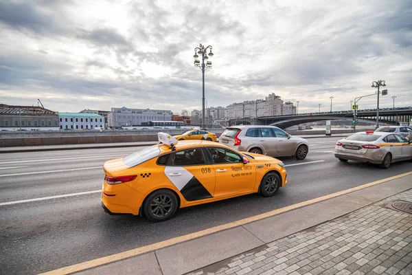 Amarelo Yandex passeios de táxi nas ruas de Moscou no fluxo de — Fotografia de Stock