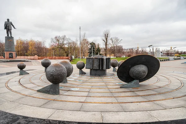 Escultura de bronce que representa la estructura del sistema solar en —  Fotos de Stock