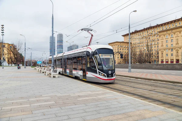 Eine neue Straßenbahn mit abgesenktem Boden fährt die Strecke auf der — Stockfoto