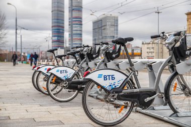 Vtb 24 bisiklet parkında havalanmayı bekliyor.