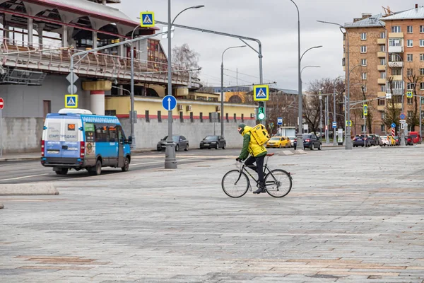 Empresa de mensajería de comida a domicilio "Yandex food" se mueve alrededor de la ciudad — Foto de Stock