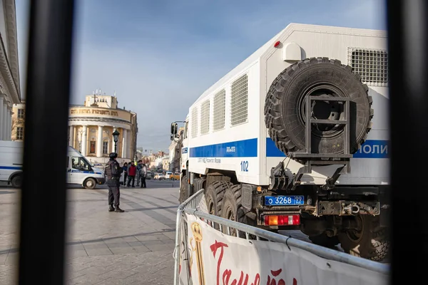 Un gran camión de policía con barras en las ventanas se encuentra en el brillo — Foto de Stock