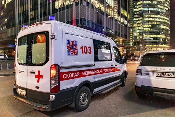 Ambulancia aparcada en la zona de la ciudad de Moscú por la noche —  Fotos de Stock
